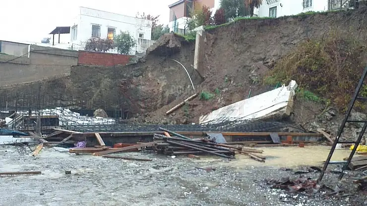 Bahçe Duvarı Yıkıldı, Bölgedeki Bir Bina Tedbir Amacıyla Tahliye Edildi.