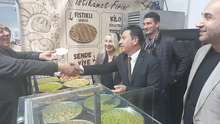 Başkan Aras Fuar'da İstikamet Fırını Tezgahında Tatlı Dağıttı