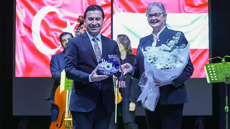 BAŞKAN ARAS 'KÜLTÜR SANAT VE EDEBİYATLA DOSTLUK VE BARIŞ KÖPRÜSÜ KURUYORUZ'