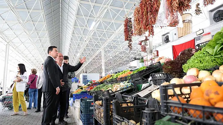 Başkan Aras Mesaisine Halk Pazarında Başladı