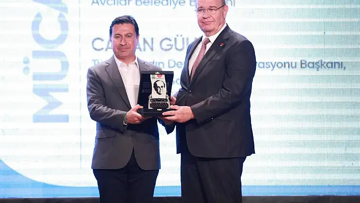 Başkan Aras'a 'Yılın Mücadeleci Başkanı' Ödülü Verildi