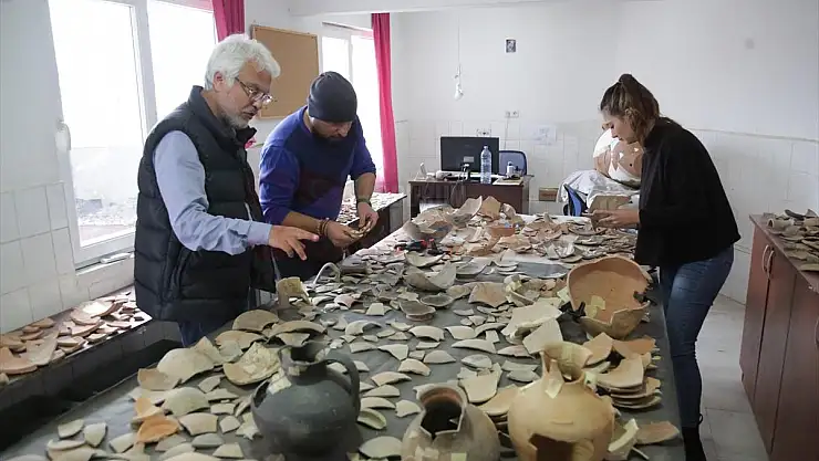 Beçin Antik Kentinde 'Yıldız Avcısı' heykelciğinin parçası bulundu