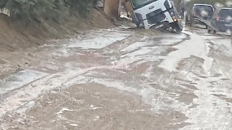 Belediye Hafriyat Kamyonu Çamura Saplandı