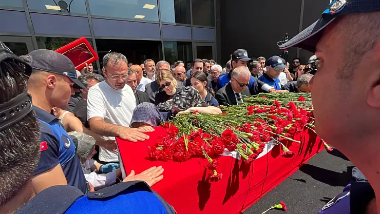 Belediye önünde Başkan Zeyrek'e acı veda