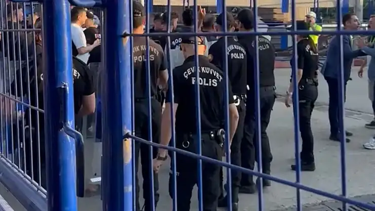 Beşiktaş tarafları ve Emniyet mensupları arasında gerginlik!