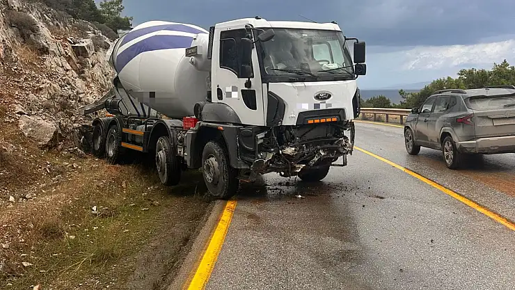 Beton mikseri kaygan yolda kontrolden çıktı