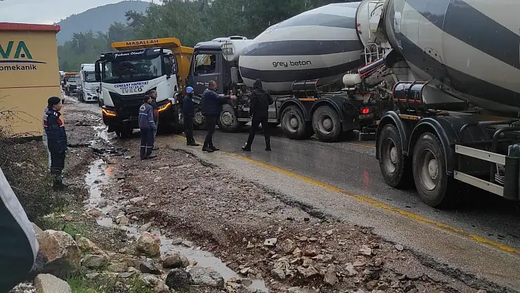 Beton Mikseri Kontrolünü Kaybetti, 3 Araç Birbirine Girdi: 1 Yaralı