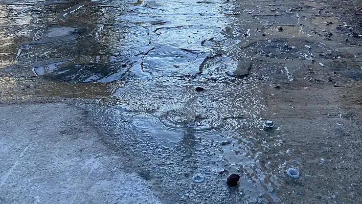 Bir haftadır susuzlar tonlarca su yollara akıyor !