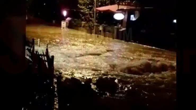 Bitez'de Patlayan Su İsale Hattı Bölgeyi Savaş Alanına Çevirdi