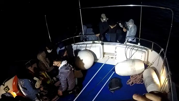 Bodrum açıklarında Türk kara sularına itilen 11 göçmen kurtarıldı