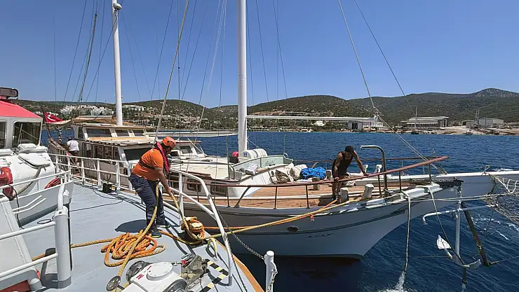 Bodrum'da içinde 6 kişi bulunan ve su alan tekne kurtarıldı