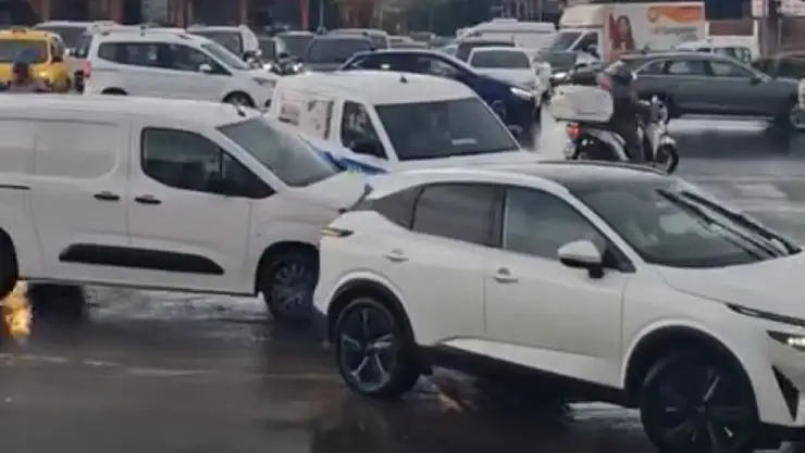 Bodrum'da ilk yağmur trafiği felç etti !