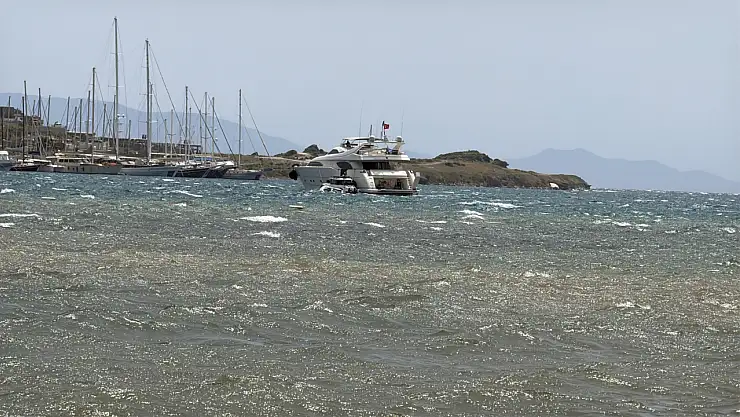 Bodrum'da Sert Rüzgar Etkili Oldu: Tekneler Karaya Vurdu