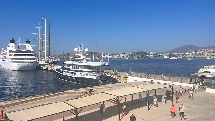 Bodrum limanı bugün iki lüks kruvaziyeri ağırladı !
