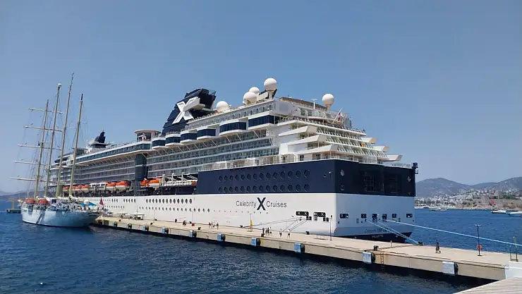 Bodrum Limanı'na iki dev yolcu gemisi geldi