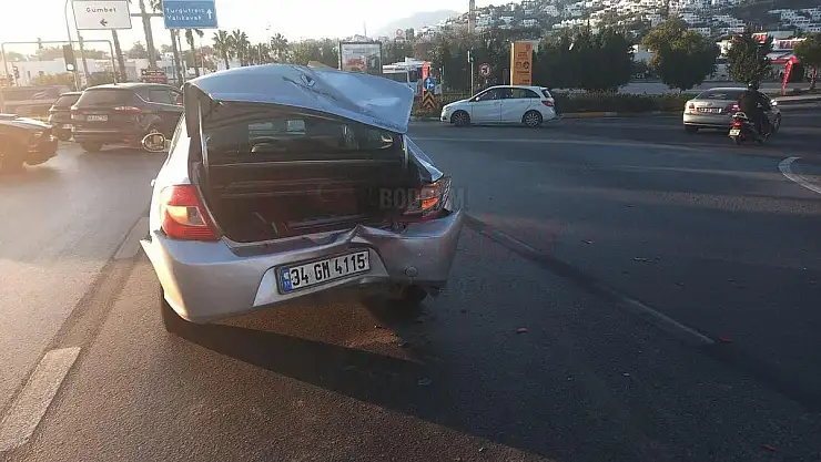 Bodrum' un Yoğun Trafiğinde Maddi Hasarlı Kaza Meydana Geldi