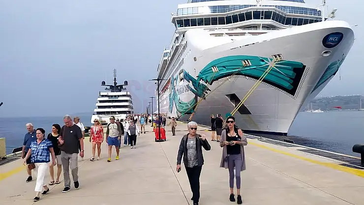 Bodrum'a 2 Yolcu Gemisi Birden Geldi