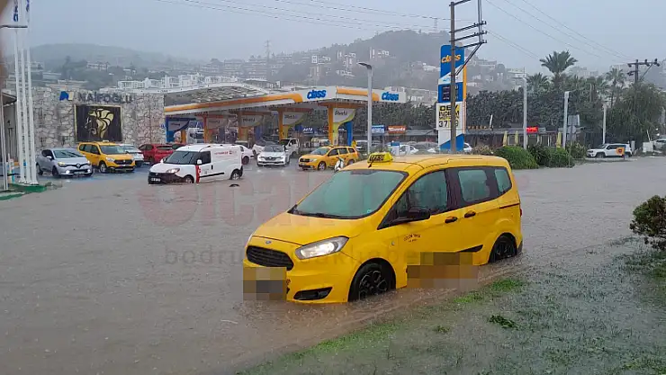 Bodrum'da Aniden Bastıran Aşırı Yağış Hayatı Olumsuz Etkiledi