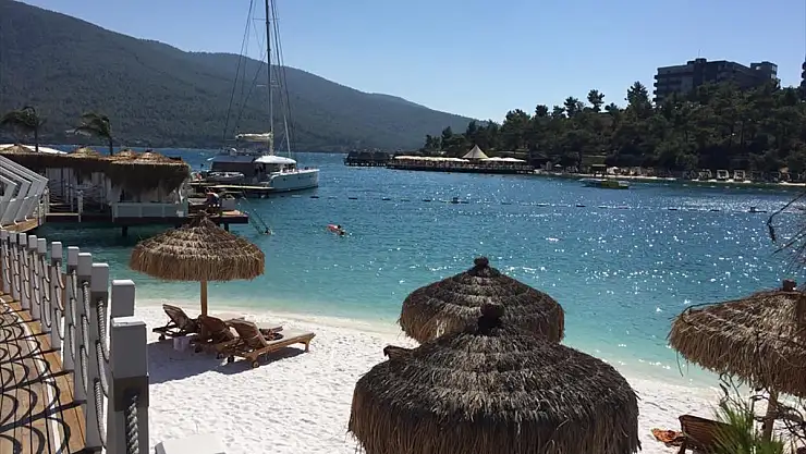 Bodrum'da bir otelin sahiline 'beyaz kum' görünümlü mermer tozu döküldüğü iddia edildi