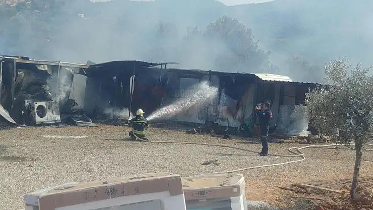 Bodrum'da Çıkan Yangında 3 Konteyner Kullanılamaz Hale Geldi