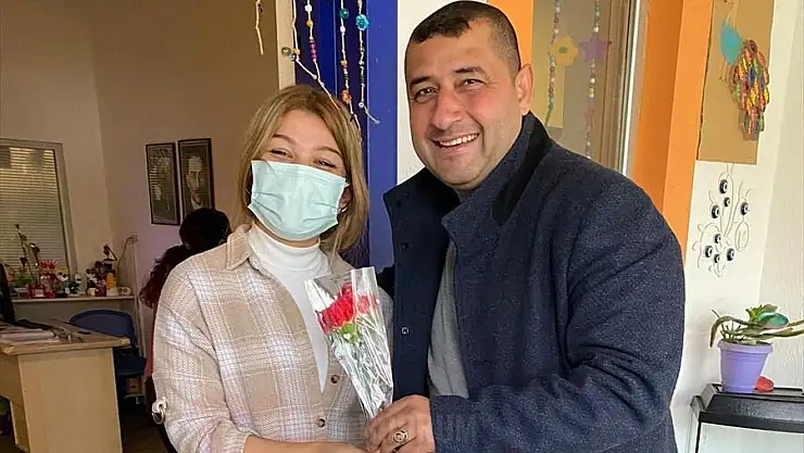 Bodrum'da Çırkan Mahalle Muhtarı Ünlü'den Kadınlara Karanfil