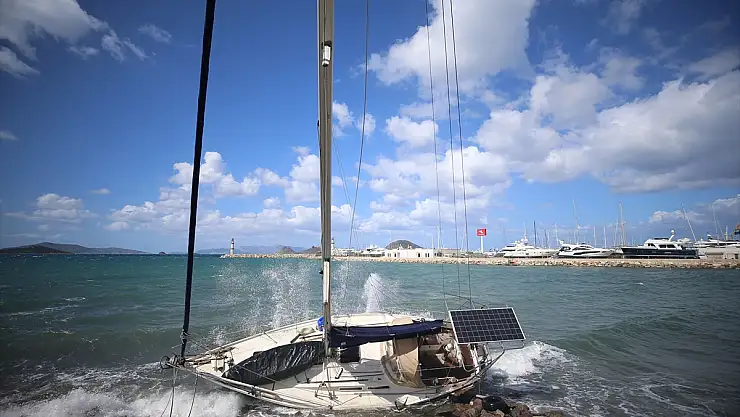 Bodrum'da etkili olan kuvvetli rüzgarda kıyıya sürüklenen yelkenli teknede hasar oluştu