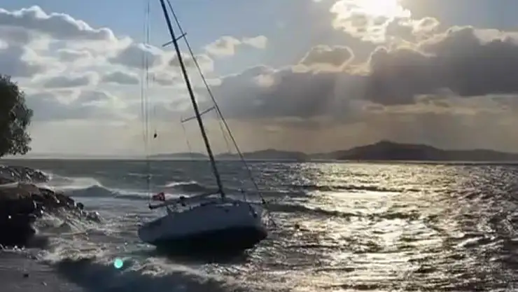 Bodrum'da Fırtına Hayatı Olumsuz Etkiledi: Tekneler Karaya Vurdu, Yangınlar Çıktı
