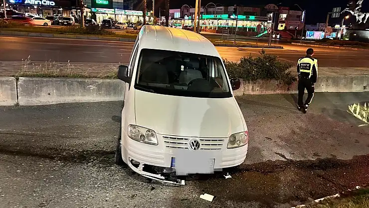 Bodrum'da Gece Saatlerinde Trafik Kazası: Sürücü Olay Yerinden Ayrıldı