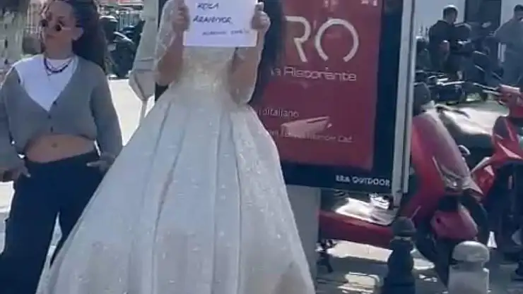 Bodrum'da Gelinlik Çekiminde Espirili Pankart Viral Oldu