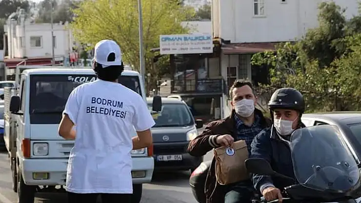 Bodrum'da iftara yetişemeyenlere kumanya dağıtıldı