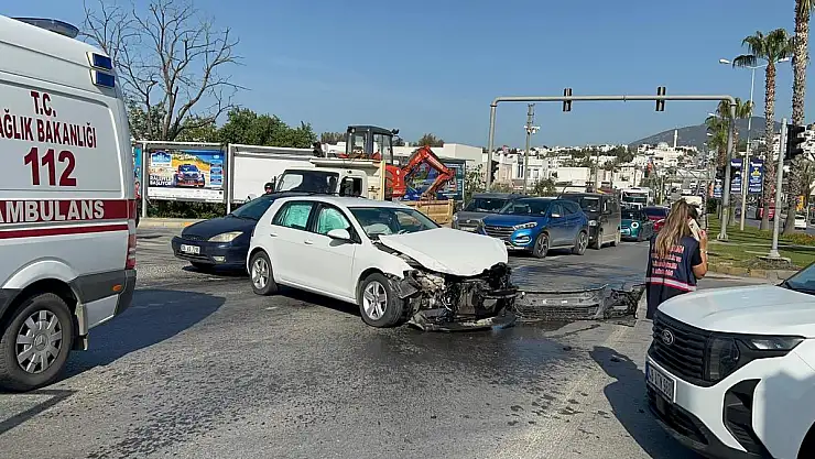 Bodrum'da Kırmızı Işık İhlali Kazaya Neden Oldu: 2 Yaralı