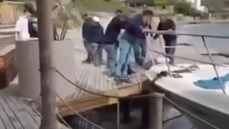 Bodrum'da Kuvvetli Rüzgar Motoryatı Sürükledi: İskeleye Çarptı