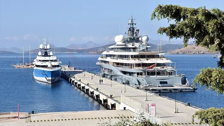 Bodrum'da mega yat trafiği devam ediyor