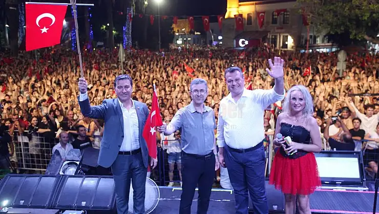 Bodrum'da Olağanüstü Bir Katılımla Fener Alayı ve Konser Gerçekleşti