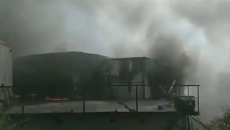 Bodrum'da otluk alanda başlayıp işçi konteynerlerine sıçrayan yangın söndürüldü