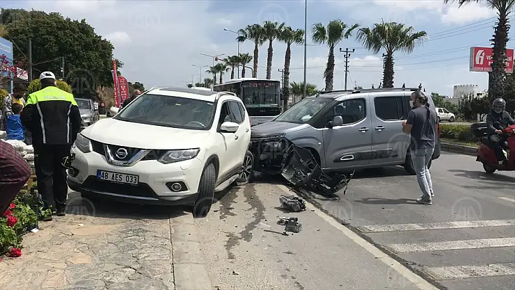 Bodrum'da otomobilin park halindeki araçlara çarpma anı güvenlik kamerasına yansıdı