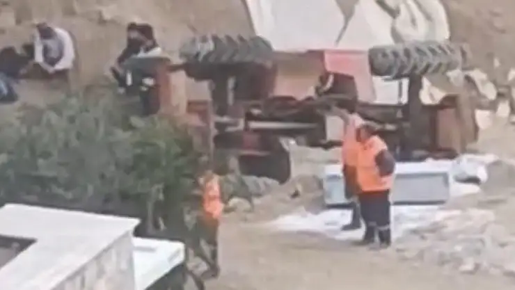 Bodrum'da Şantiyede Kaza: İş Makinesi Devrildi, Bir İşçi Yaralandı