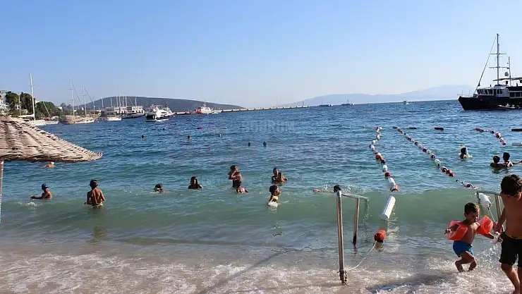 Bodrum'da Sıcaklardan Bunalan Halk Kendini Sahile Atıyor
