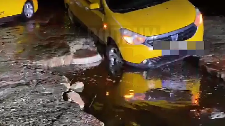 Bodrum'da Taksi Yağmurla Çöken Çukura Düştü