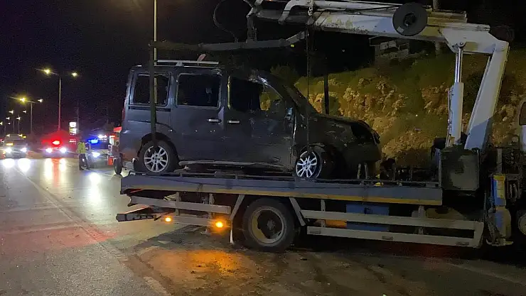 Bodrum'da Ticari Araç Refüje Çarpıp Devrildi: 1 Yaralı