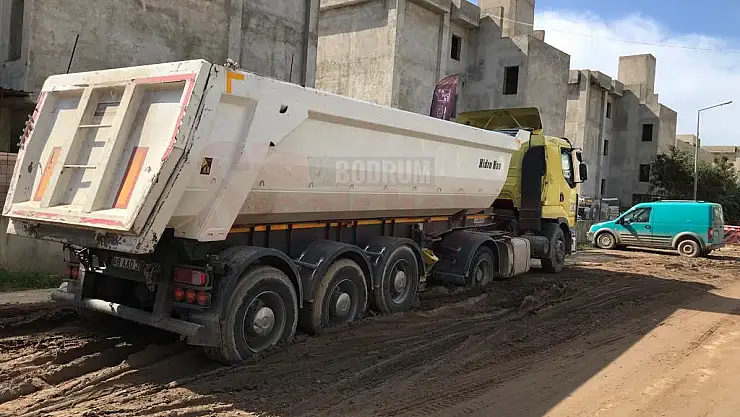 BODRUM'DA TIR ÇAMURA SAPLANDI