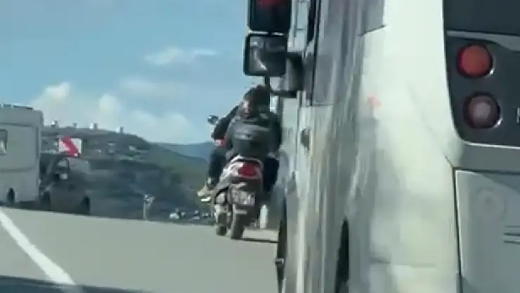Bodrum'da Toplu Taşıma Şoförünün Telefonla Konuşması Tepki Çekti
