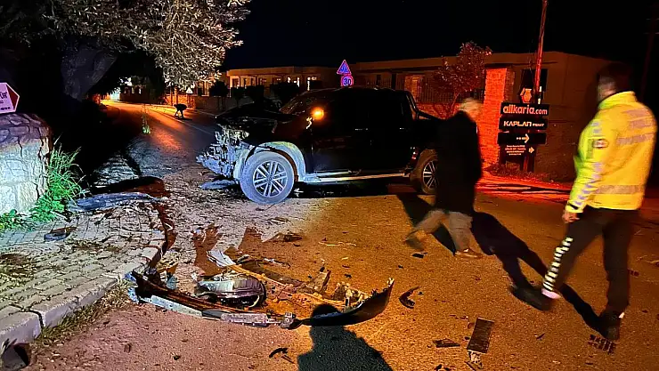 Bodrum'da Trafik Kazası: Sürücü Kaldırıma Çıkarak Ağaca Çarptı