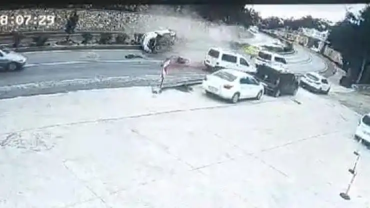 3 Araçlı Kazanın Güvenlik Kamera Görüntüleri Ortaya Çıktı: 1 Kişi Yaralandı