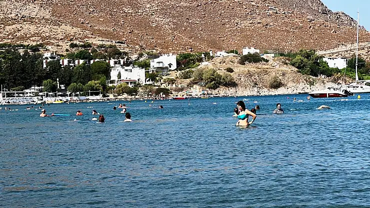 Bodrum'da Yaz Sezonu Uzadı, Vatandaşlar Sahillere Akın Etti