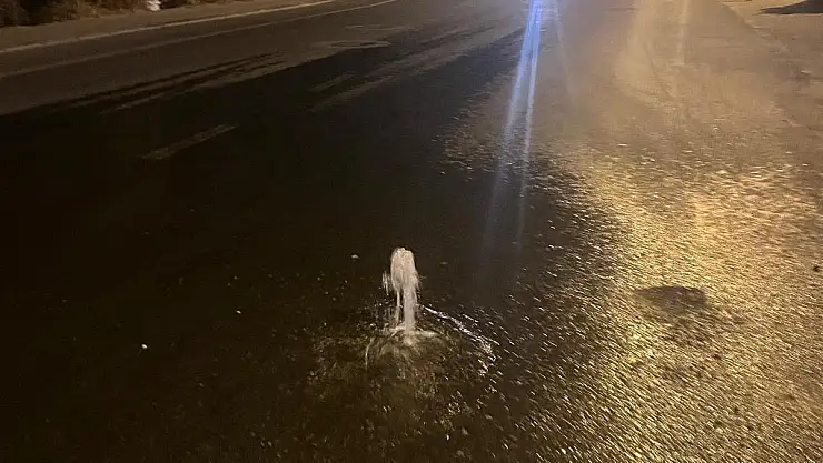 Bodrum'da Yol Ortasında Fıskiye Gibi Patlak