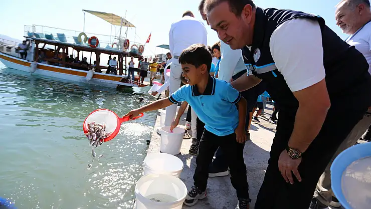 Boğaziçi'ne 150 bin çipura ve 10 bin levrek yavrusu bırakıldı