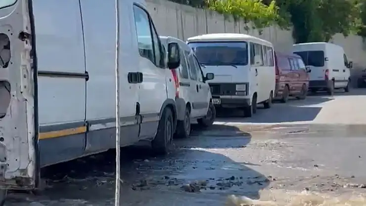 Boru yine patladı, esnafın tezgâhları zarar gördü