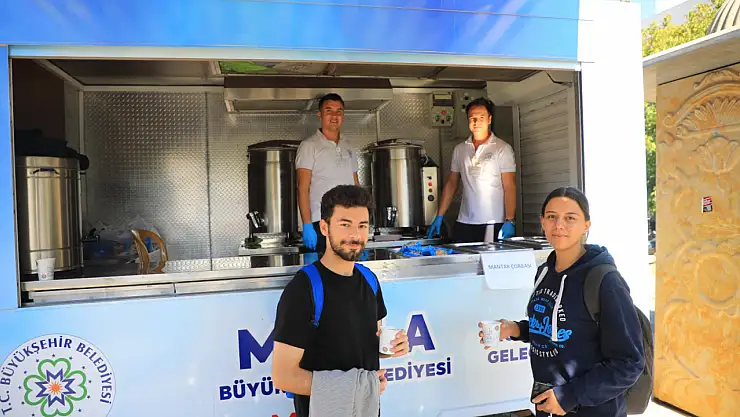 büyükşehir sıcak bir çorba ile öğrencilerin yanında