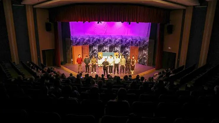 Büyülü Perde, Seyircilerini Bekliyor